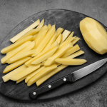 Les frites maison coupées au couteau, stars de la carte !